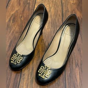 Tory Burch black and gold wedge heels. Size 39